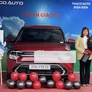 Kia Điện Biên - Hỗ trợ khách kiểm tra xe trước khi nhận.