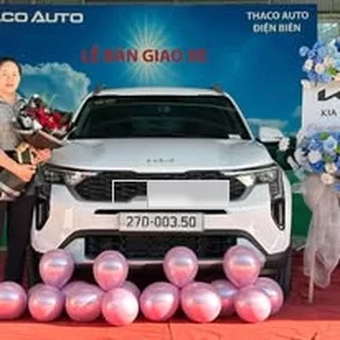 Kia Điện Biên - Khách hàng nhận xe sau khi hoàn tất thủ tục.