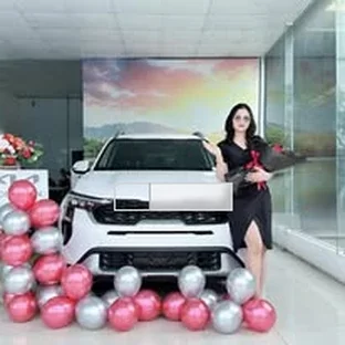 Kia Điện Biên - Hỗ trợ khách kiểm tra xe trước khi nhận.